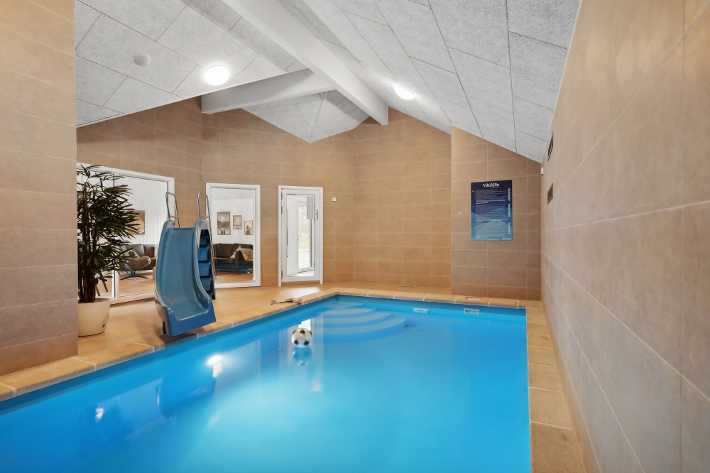 Das Ferienhaus 627 hat einen schicken Poolbereich mit Wasserrutsche, einem geräumigen, eingelassenen Whirlpool und einer Sauna.