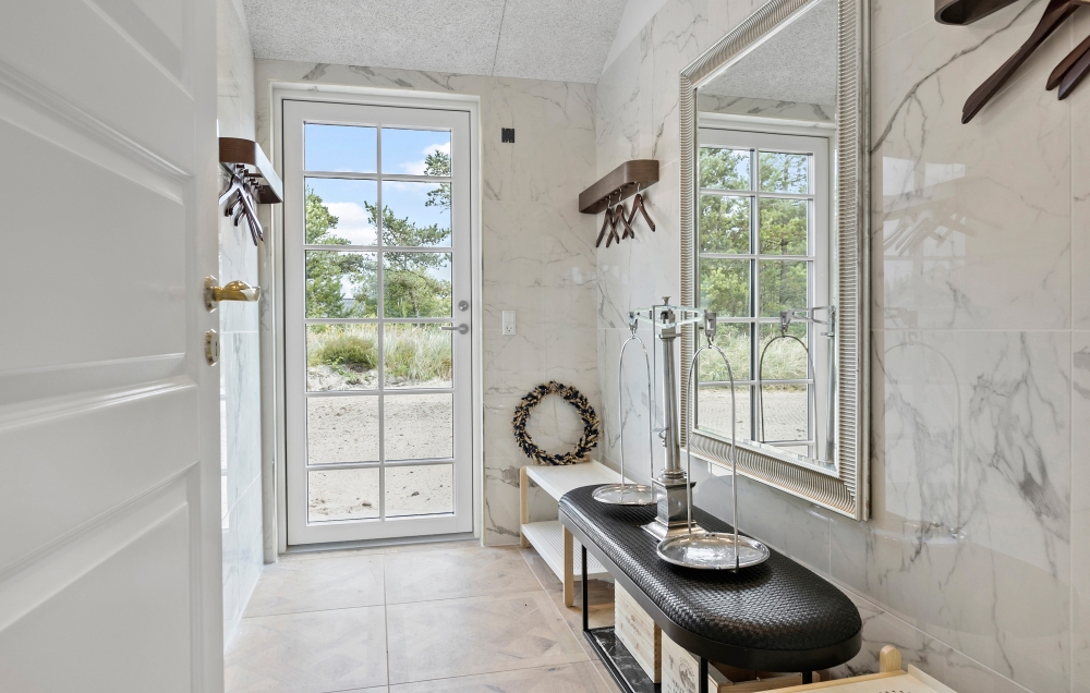 Der geräumige Eingangsbereich im Luxusferienhaus Nr. 629 in Südjütland
