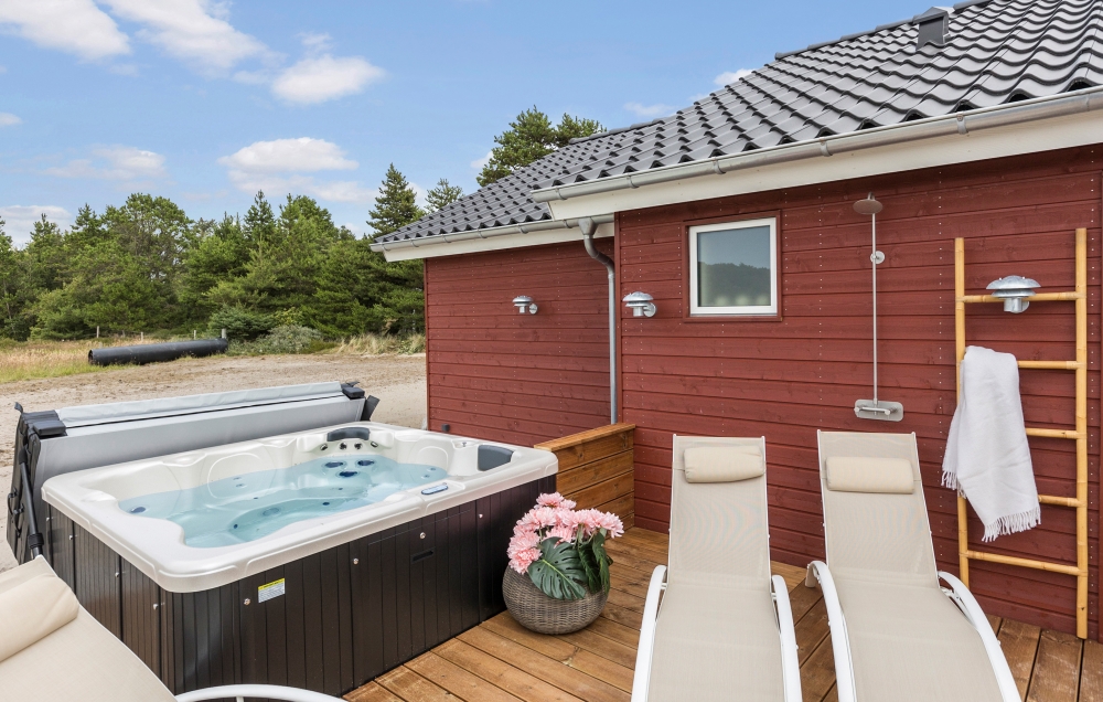 Genießen Sie den warmen Whirlpool im Luxusferienhaus Nr. 629 in Südjütland