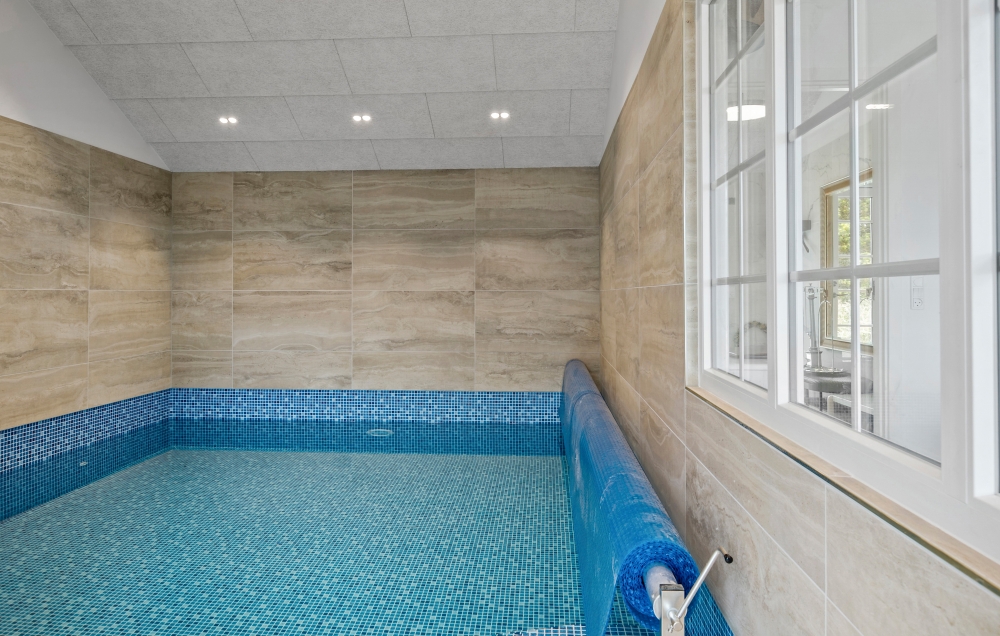Das Ferienhaus 629 hat einen schicken Poolbereich mit Wasserrutsche, einem geräumigen, eingelassenen Whirlpool und einer Sauna.