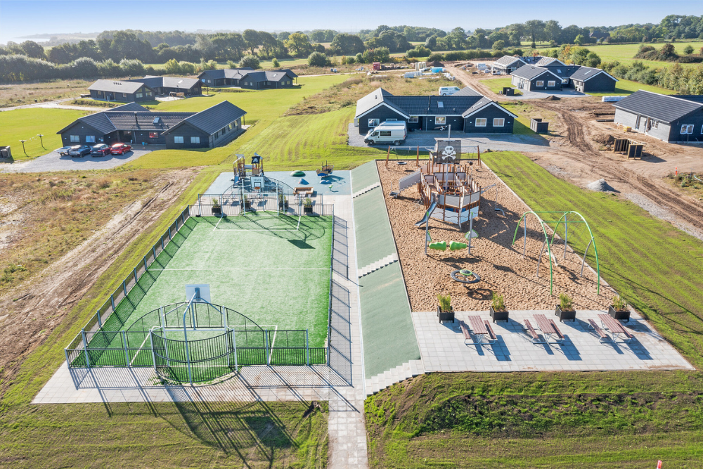 Zu dem attraktiven Ferienhaus Nr. 632 in Südjütland gehört auch ein tolles Angebot im Außenbereich, z. B. Spieleturm und Schaukeln