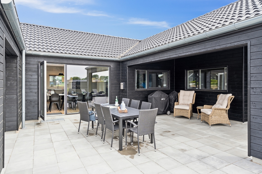 Auf der Terrasse des Ferienhauses Nr. 632 ist Platz für 18 Personen.