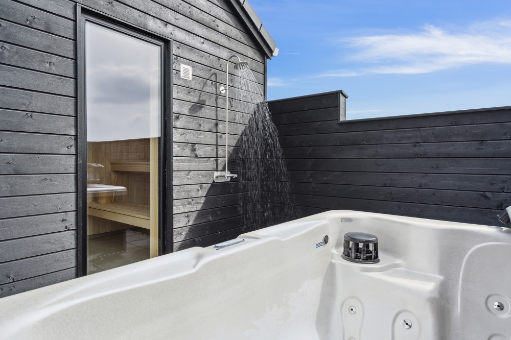Genießen Sie den warmen Whirlpool im Luxusferienhaus Nr. 632 in Südjütland