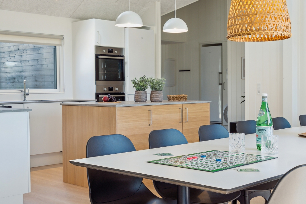 In der Küche des Luxusferienhauses ist alles vorhanden, was man braucht, um Mahlzeiten für 18 Personen zuzubereiten.