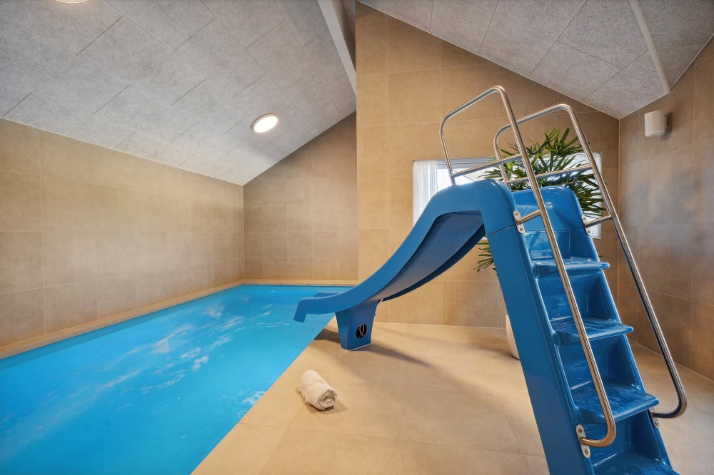 Das Ferienhaus 633 hat einen schicken Poolbereich mit Wasserrutsche, einem geräumigen, eingelassenen Whirlpool und einer Sauna.