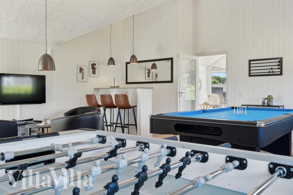 Neben den vielen schönen Stunden, die man im Poolbereich des Hauses verbringen kann, bietet das Luxusferienhaus 633 auch Spielevergnügen bei Billard/Tischtennis und Darts