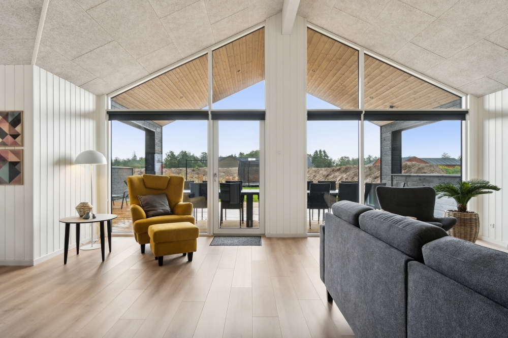 Die Couch im Luxusferienhaus Nr. 634 in Nordjütland lädt zu Gesellschaftsspielen oder zu Kinoabenden ein.