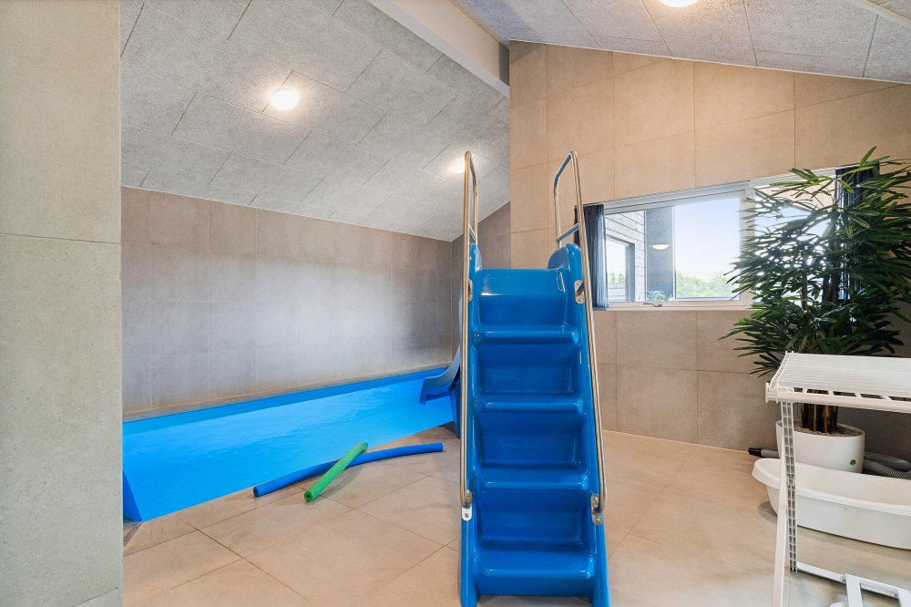 Das Ferienhaus 634 hat einen schicken Poolbereich mit Wasserrutsche, einem geräumigen, eingelassenen Whirlpool und einer Sauna.