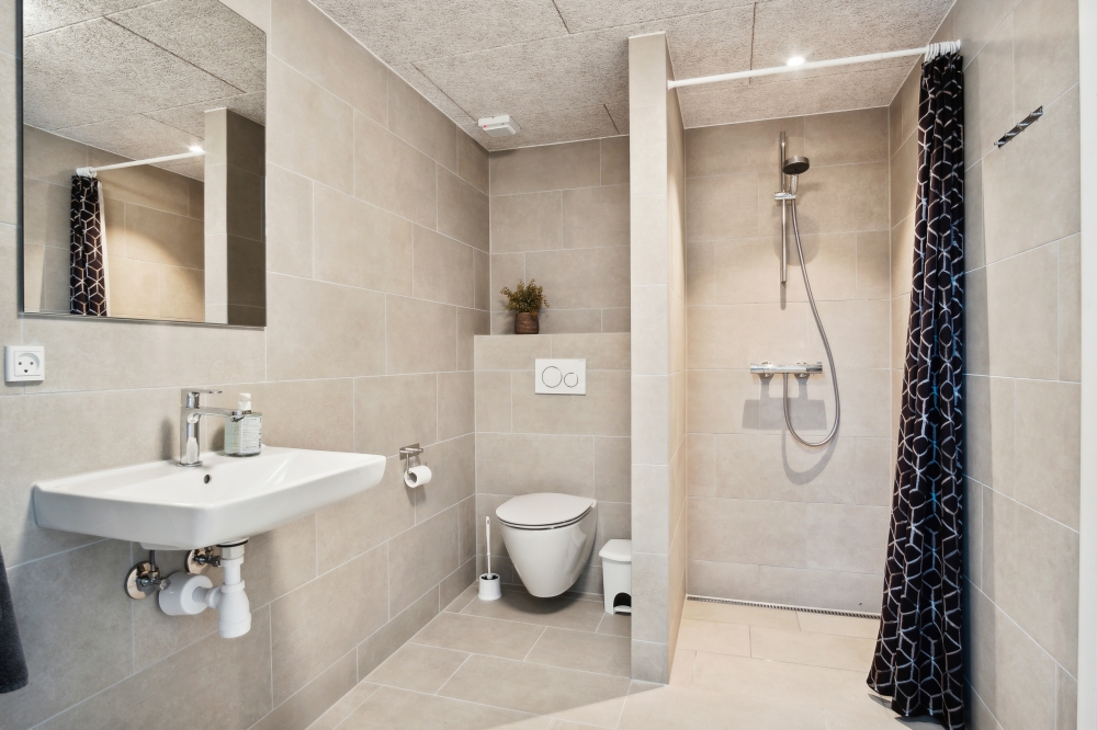Eines der Badezimmer im Luxusferienhaus Nr. 640