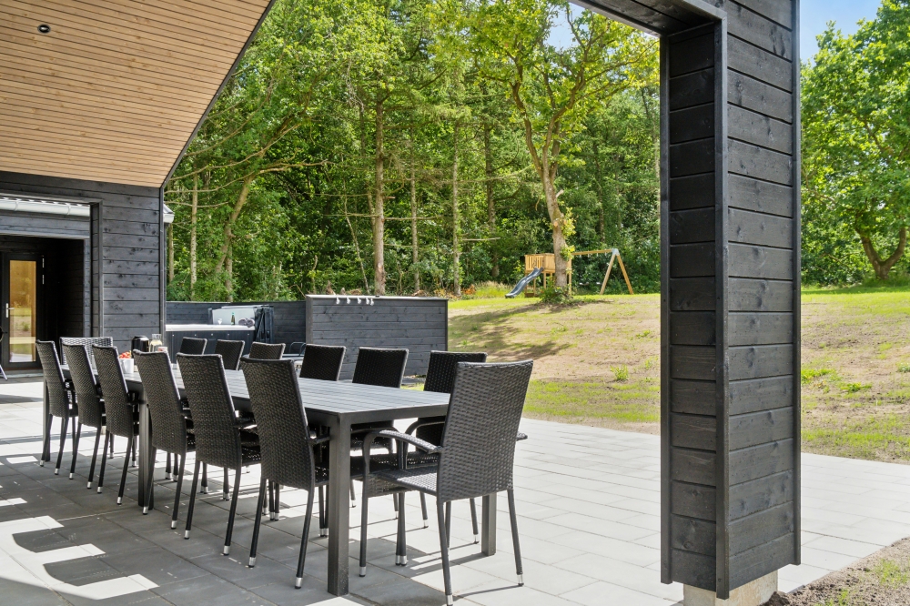 Auf der Terrasse des Ferienhauses Nr. 640 ist Platz für 14 Personen.