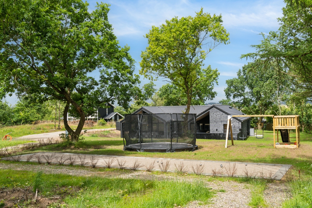 Zu dem attraktiven Ferienhaus Nr. 640 in Ostjütland gehört auch ein tolles Angebot im Außenbereich, z. B. Spieleturm und Schaukeln