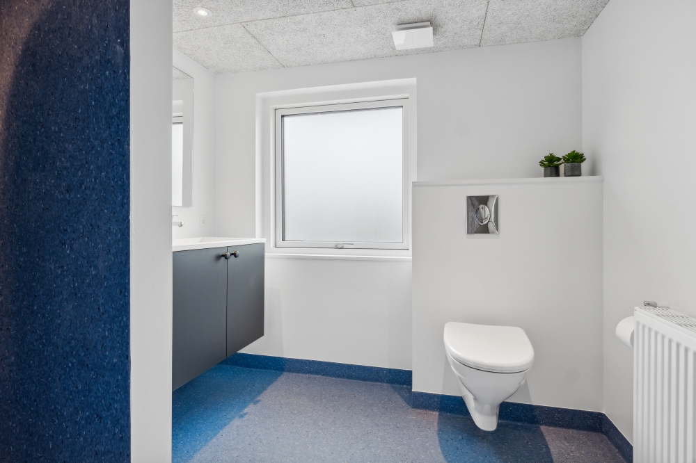 Eines der Badezimmer im Luxusferienhaus Nr. 645