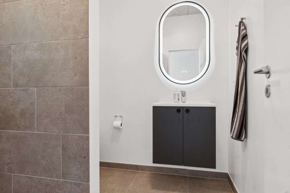 Im Luxusferienhaus Nr. 645 für 40 Personen gibt es ein Bad mit Dusche.