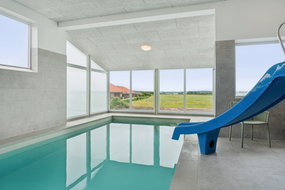 Das Ferienhaus 645 hat einen schicken Poolbereich mit Wasserrutsche, einem geräumigen, eingelassenen Whirlpool und einer Sauna.