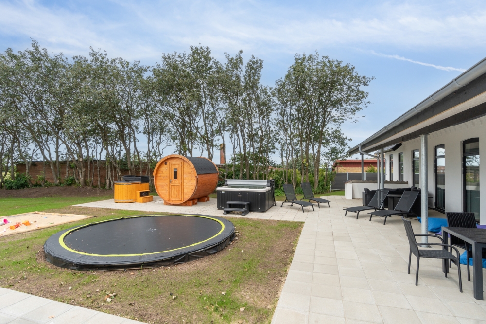 Zu dem attraktiven Ferienhaus Nr. 645 in Limfjord gehört auch ein tolles Angebot im Außenbereich, z. B. Spieleturm und Schaukeln