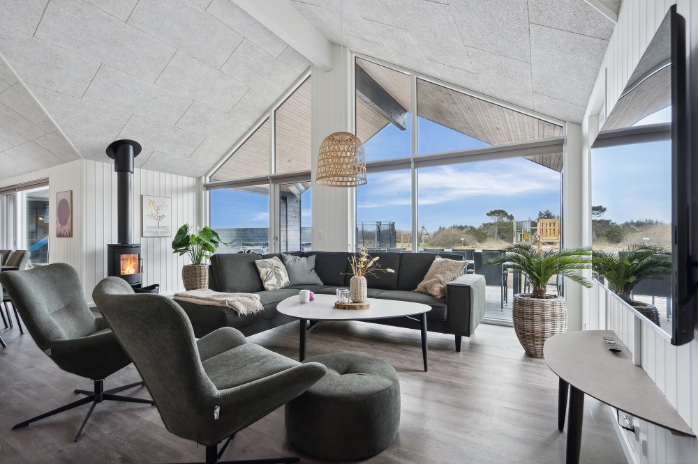 Die Couch im Luxusferienhaus Nr. 646 in Nordseeland lädt zu Gesellschaftsspielen oder zu Kinoabenden ein.