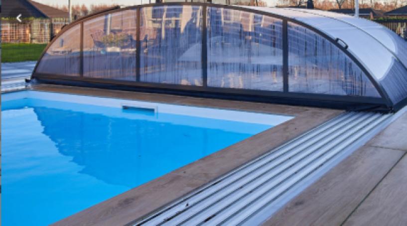 Das Ferienhaus 646 hat einen schicken Poolbereich mit Wasserrutsche, einem geräumigen, eingelassenen Whirlpool und einer Sauna.