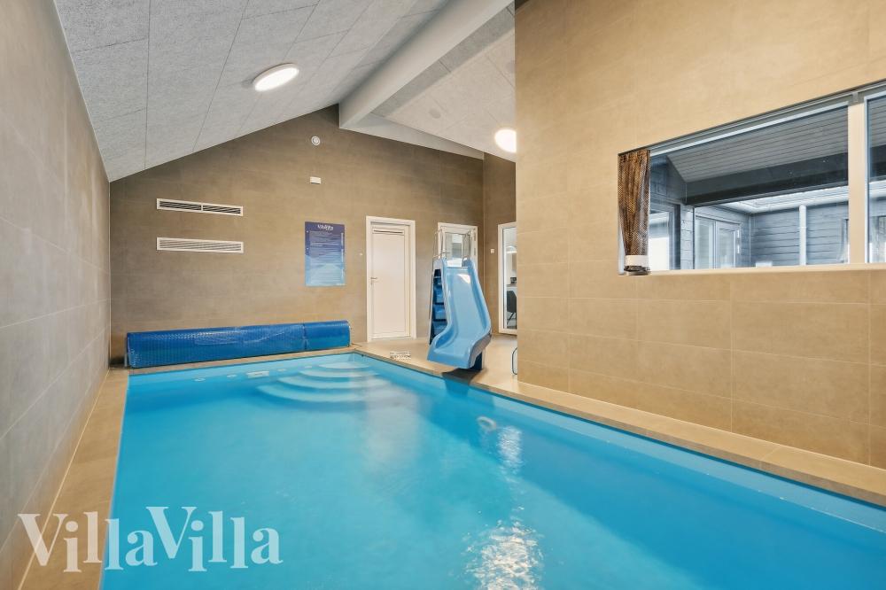 Das Ferienhaus 765 hat einen schicken Poolbereich mit Wasserrutsche, einem geräumigen, eingelassenen Whirlpool und einer Sauna.