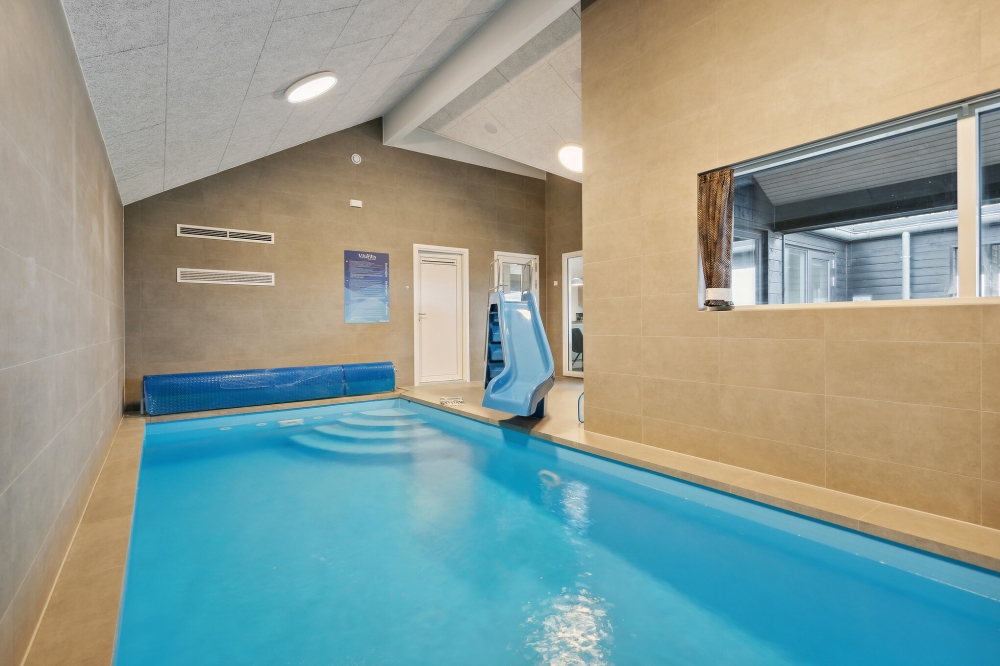Das Ferienhaus 765 hat einen schicken Poolbereich mit Wasserrutsche, einem geräumigen, eingelassenen Whirlpool und einer Sauna.