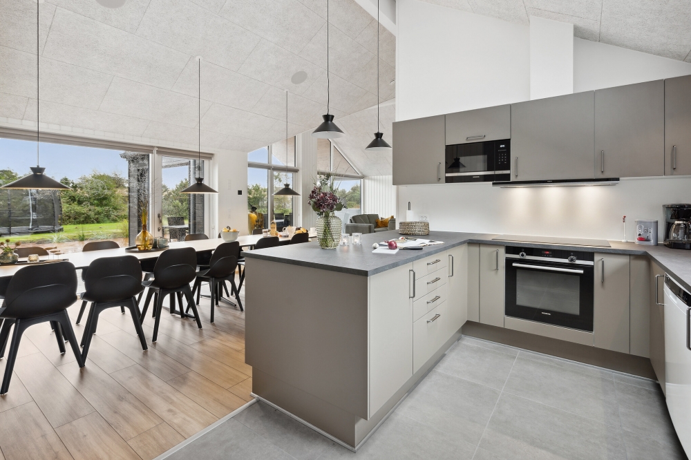 Die Küche in dem Luxusferienhaus Nr. 655 ist so gut ausgestattet, dass man problemlos Mahlzeiten für 14 Personen zubereiten kann.