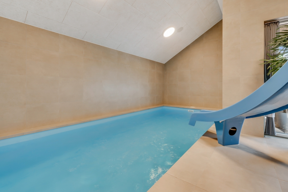 Das Ferienhaus 655 hat einen schicken Poolbereich mit Wasserrutsche, einem geräumigen, eingelassenen Whirlpool und einer Sauna.