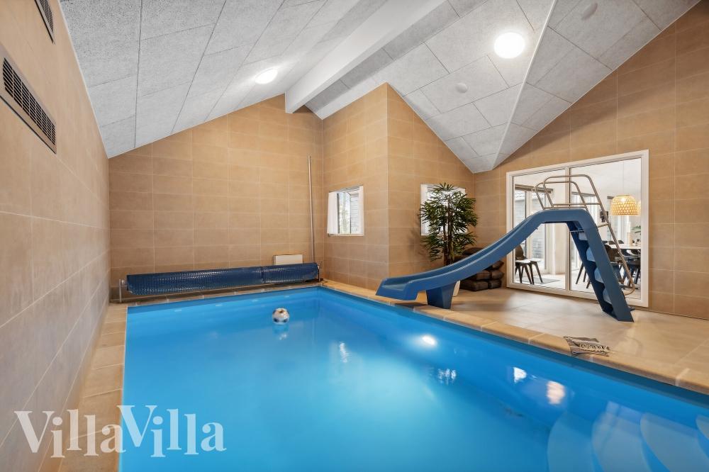 Das Ferienhaus 658 hat einen schicken Poolbereich mit Wasserrutsche, einem geräumigen, eingelassenen Whirlpool und einer Sauna.