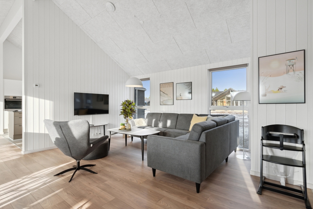 Die Couch im Luxusferienhaus Nr. 659 in Nordjütland lädt zu Gesellschaftsspielen oder zu Kinoabenden ein.