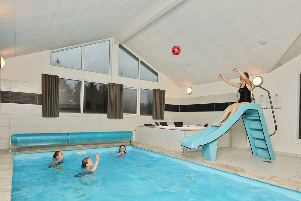 Im Swimmingpool des Hauses können die Gäste stundenlang Baden und Schwimmen. Hinterher geht's zur Entspannung in den Whirlpool oder in die Sauna