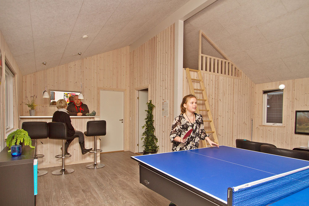 Der hauseigene Aktivitätenraum ist mit einer gemütlichen Bar inklusive Kühlschrank ausgestattet, so dass die warmgelaufenen Sportsleute nicht auf eine kühle Erfrischung verzichten müssen