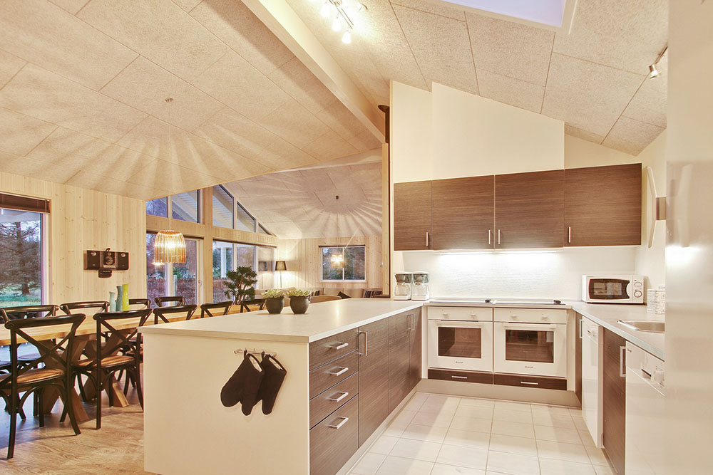 Im Haus gibt es viel Platz und Licht. Die Küche ist mit 2 x Elektroherd, Mikrowelle, 2 x Spülmaschine, 2 x Kühlschrank und Tiefkühltruhe bestens ausgestattet