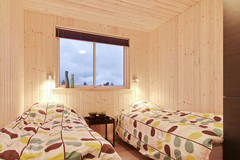 Die Schlafzimmer sind schön mit Einzel- oder Doppelbetten sowie Schränken eingerichtet
