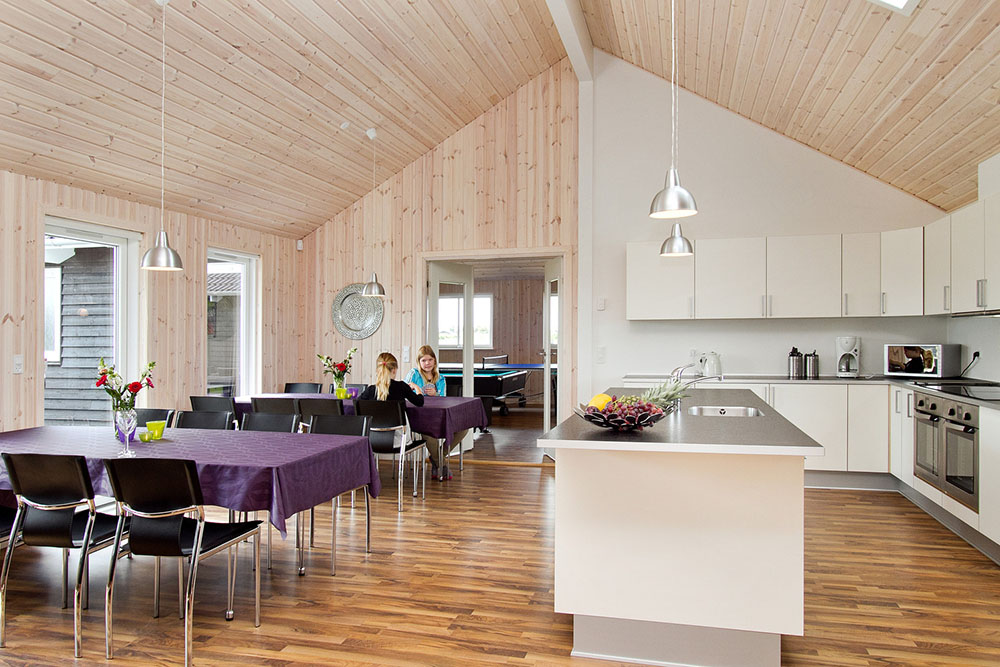 Viel Platz für gemütliches Kochen, Essen und Beisammensein: Das große Wohnzimmer in der Mitte des Hauses