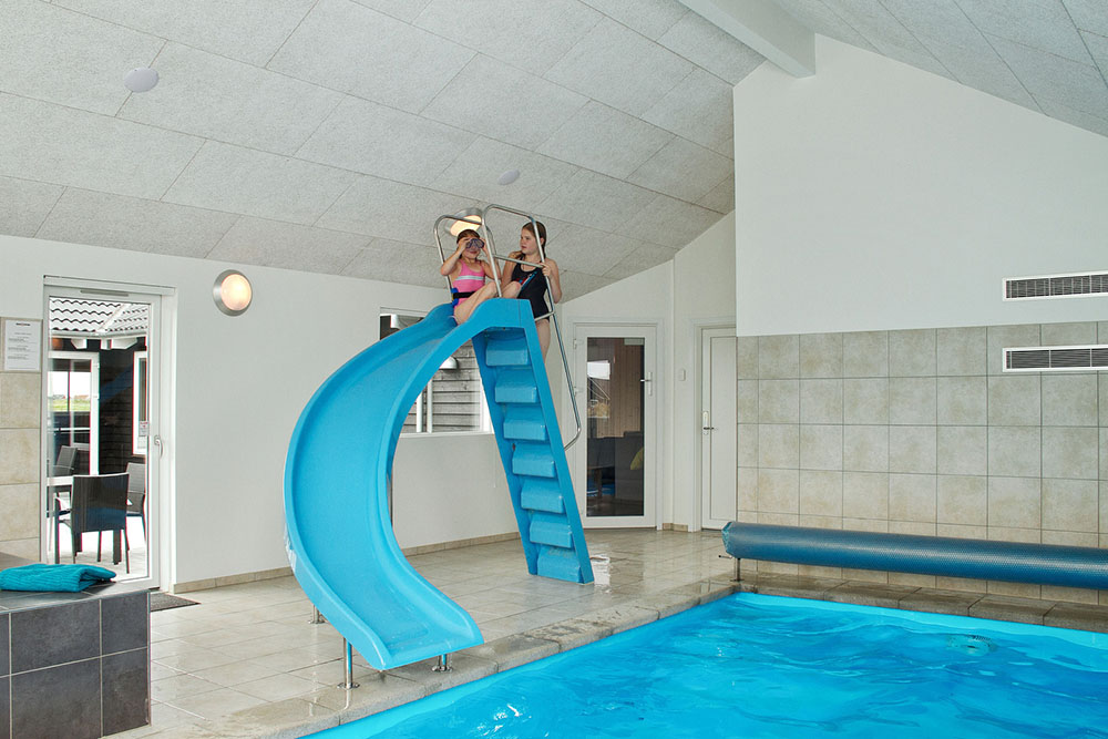 Der große Swimmingpool mit Wasserrutsche lädt zu stundenlangem Planschen und Baden ein. Danach kann im Whirlpool und in der Sauna herrlich relaxt werden