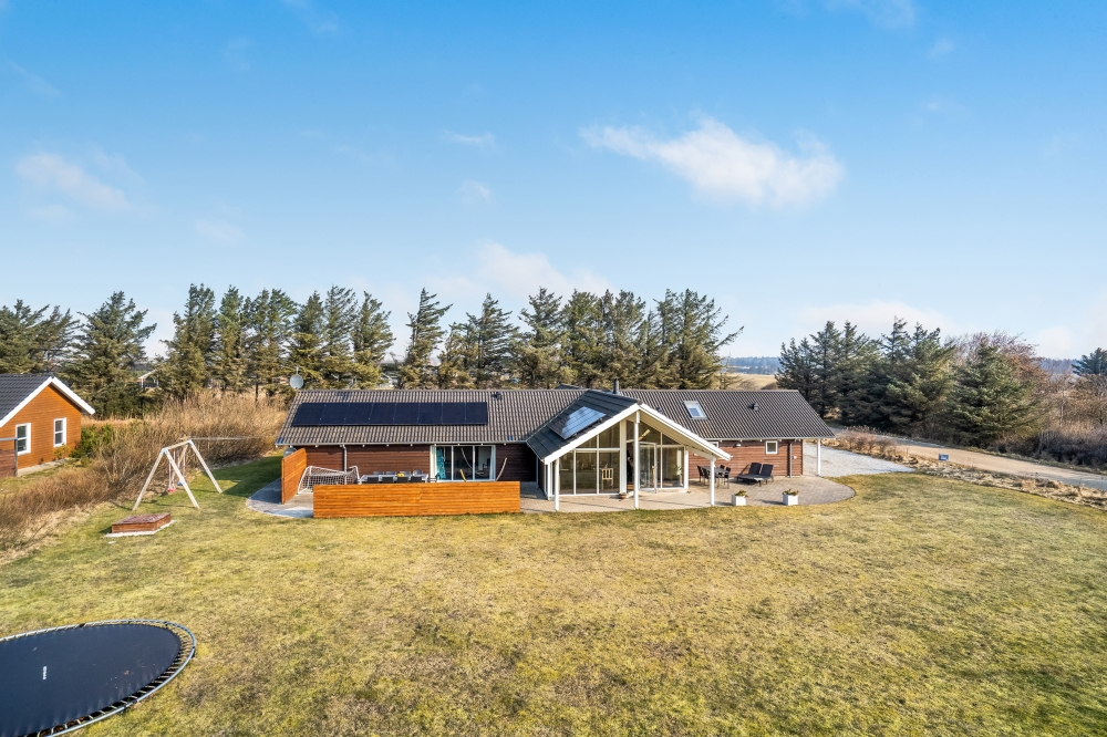 Dieses schicke Poolhaus Nr. 236 liegt in Nordjütland und bietet Platz für 14 Personen.