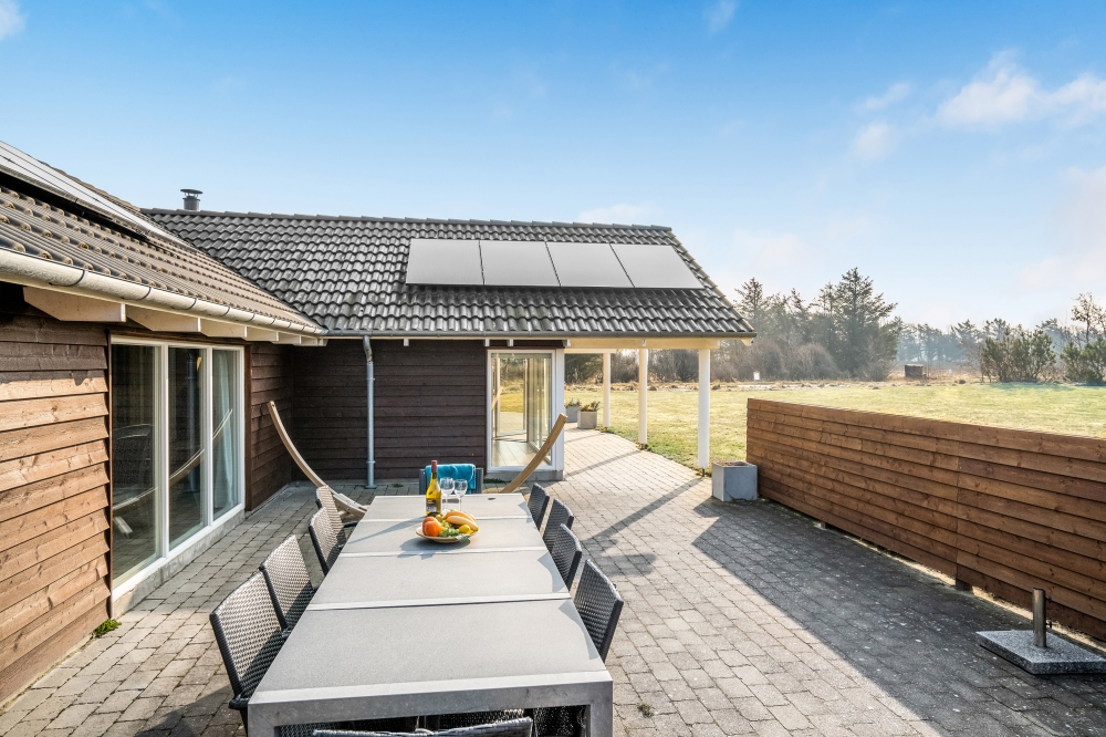 Genießen Sie einen Grillabend auf der Terrasse des Luxusferienhauses Nr. 236 in Nordjütland