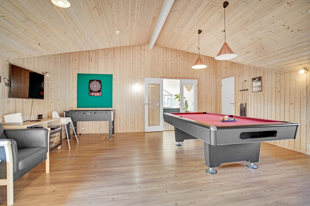 Neben den vielen schönen Stunden, die man im Poolbereich des Hauses verbringen kann, bietet das Luxusferienhaus 236 auch Spielevergnügen bei Billard/Tischtennis und Darts