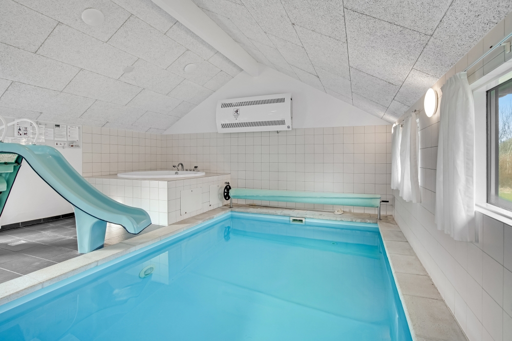 Das Ferienhaus 236 hat einen schicken Poolbereich mit Wasserrutsche, einem geräumigen, eingelassenen Whirlpool und einer Sauna.