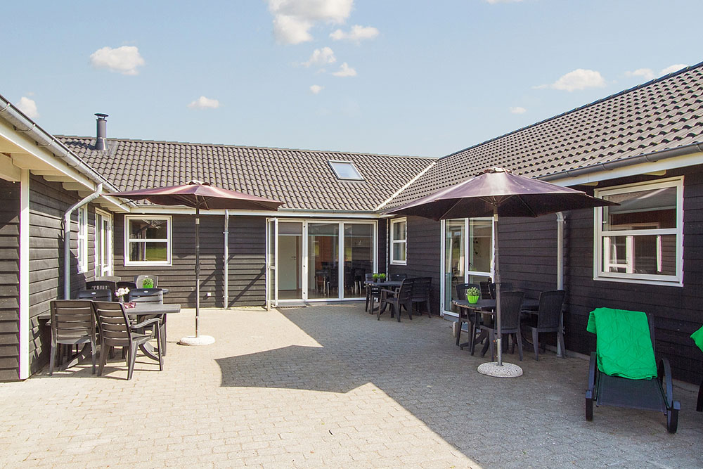 Auf die Gäste wartet weiters eine große Terrasse (teilweise überdacht) mit Gartenmöbeln, Liegestühlen und einem Grill