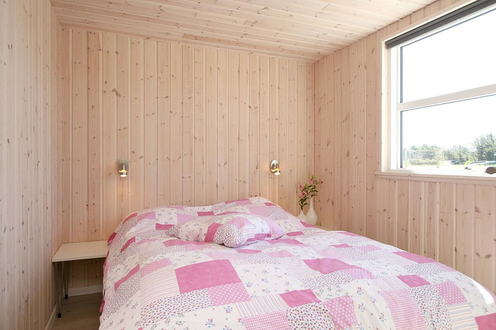 Die Schlafzimmer sind einladend eingerichtet mit Boxmatratzen und Einbauschränken
