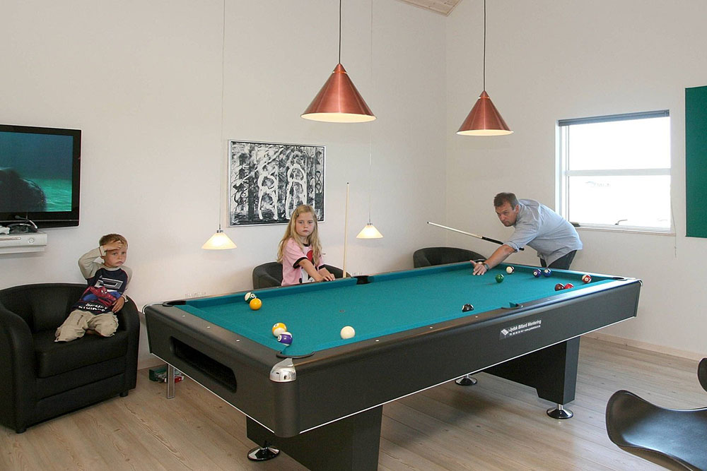 Im Billardraum bieten sich Dart, Billard/Pool, X-Box und Playstation 2 für kleine Wettkämpfe an. Die Bar verfügt über einen eigenen Kühlschrank