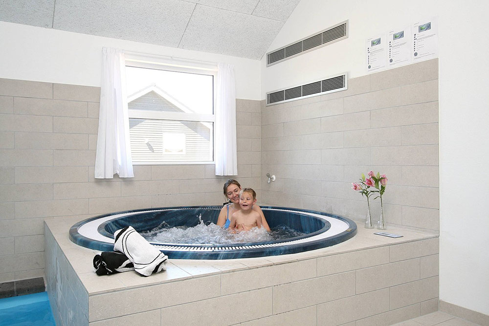 Wer eher nach Entspannung und Wellness sucht, genießt den Whirlpool für bis zu 6 Personen oder die Sauna