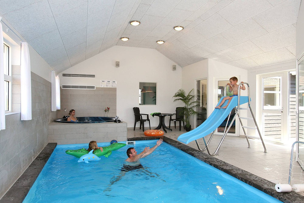 Springen Sie einfach hinein – der 21 m2 große Pool hat Unterwasserbeleuchtung, Gegenstromanlage, römischer Treppe und Wasserrutsche