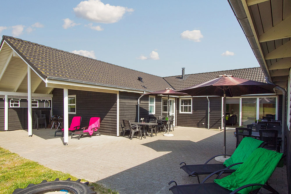 Genießen Sie einen Grillabend auf der Terrasse des Luxusferienhauses Nr. 196 in Nordjütland