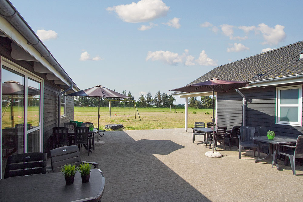 Auf der Terrasse des Ferienhauses Nr. 196 ist Platz für 22 Personen.