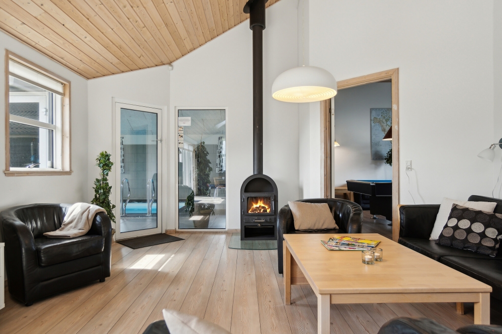 Die Couch im Luxusferienhaus Nr. 192 in Nordjütland lädt zu Gesellschaftsspielen oder zu Kinoabenden ein.