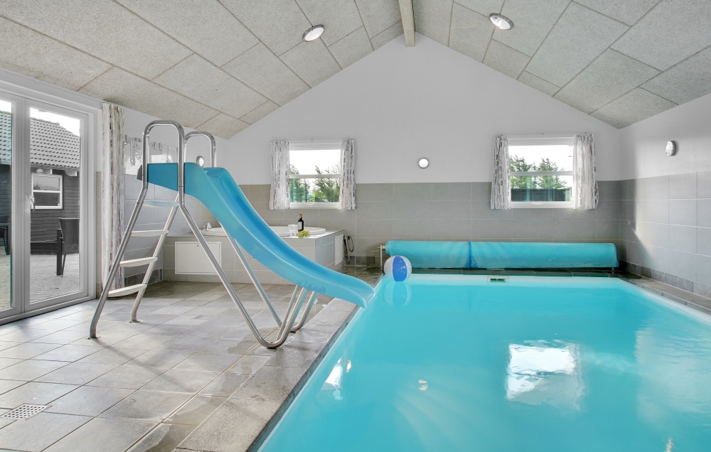Das Ferienhaus 194 hat einen schicken Poolbereich mit Wasserrutsche, einem geräumigen, eingelassenen Whirlpool und einer Sauna.