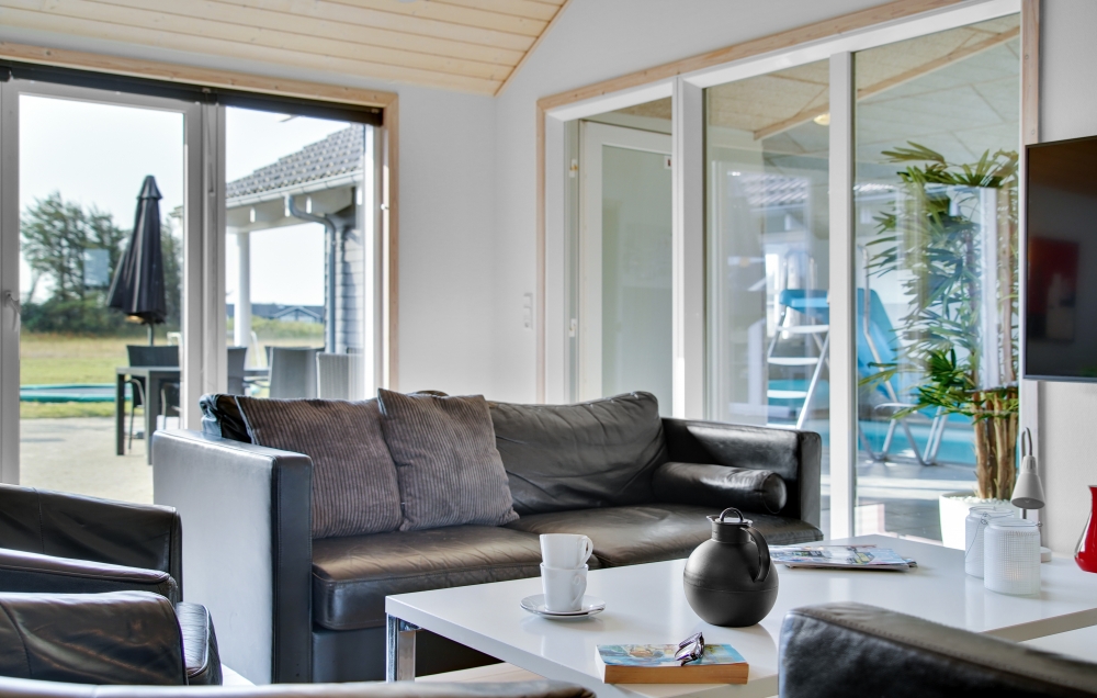 Die Couch im Luxusferienhaus Nr. 194 in Nordjütland lädt zu Gesellschaftsspielen oder zu Kinoabenden ein.