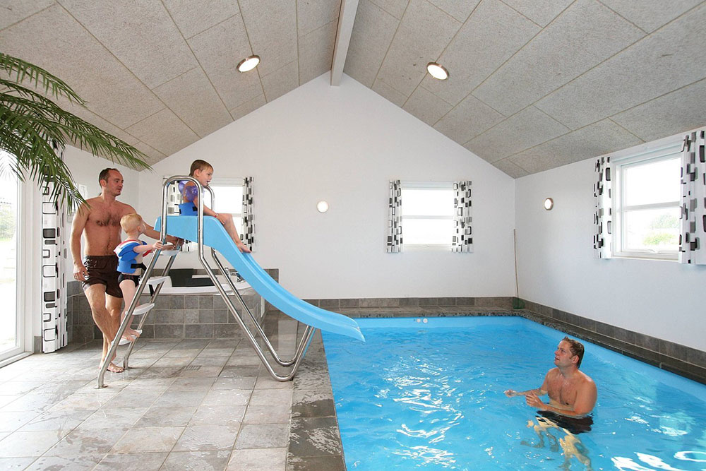 Es gibt einen luxuriösen Badebereich mit großem Pool, Wasserrutsche, einem geräumigen Whirlpool und einer Sauna