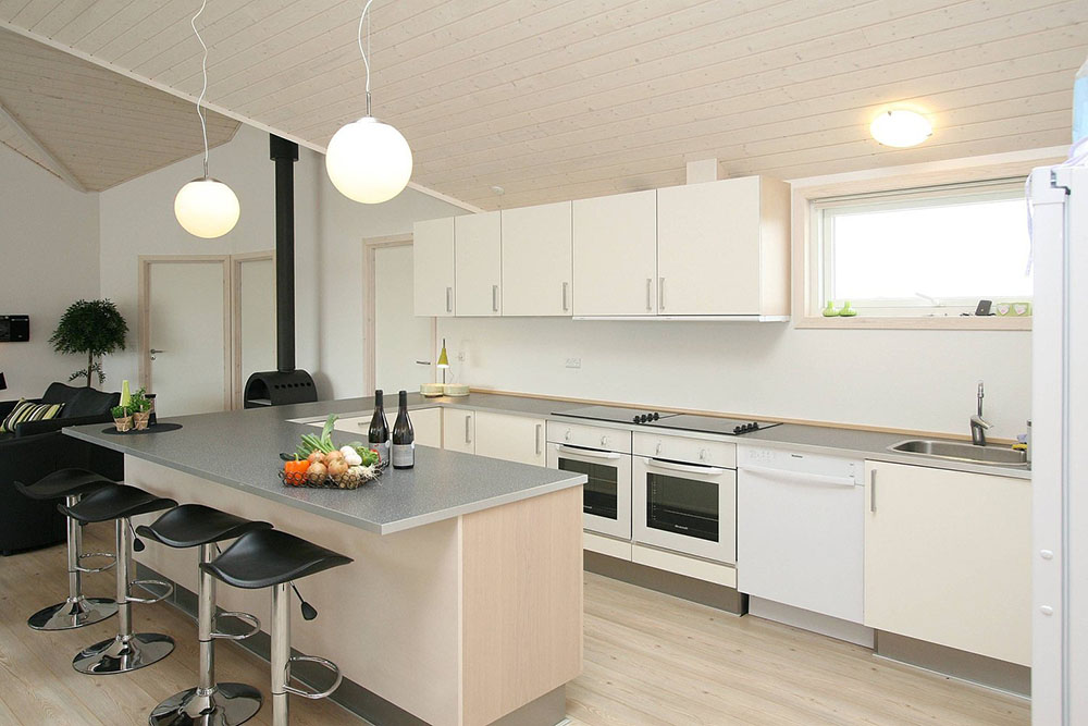 Die Küche ist geräumig und praktisch eingerichtet mit allem, was zum Kochen im Urlaub benötigt wird