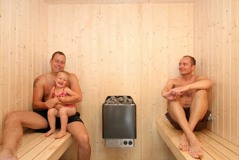 In der großen Sauna des Hauses wird es einem an kalten Tagen so richtig warm ums Herz